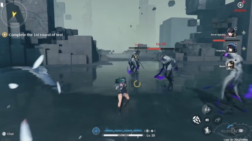 Captura de tela de combate em Wuthering Waves. A personagem Yangyang está em movimento em uma arena cinza minimalista com chão reflexivo, enfrentando dois inimigos Tacet Discords de nível 18. A interface exibe o objetivo 'Complete the 1st round of test'."